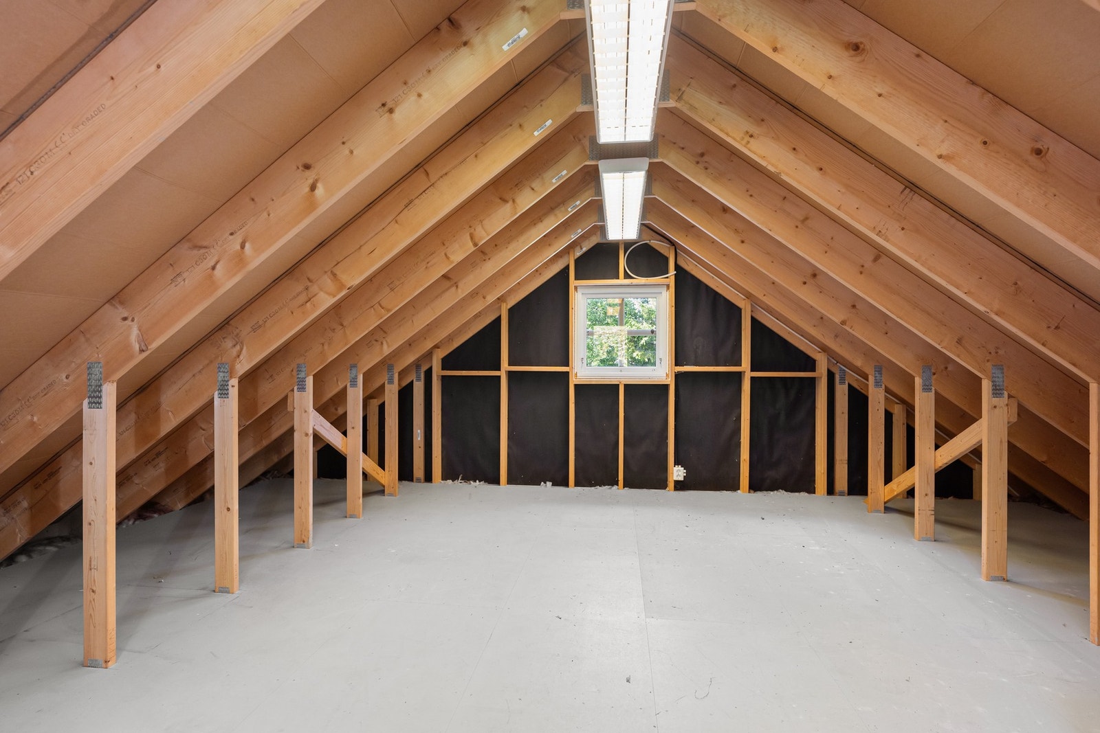 Stort areal over garasjen med gode lagringsmuligheter Galleribilde