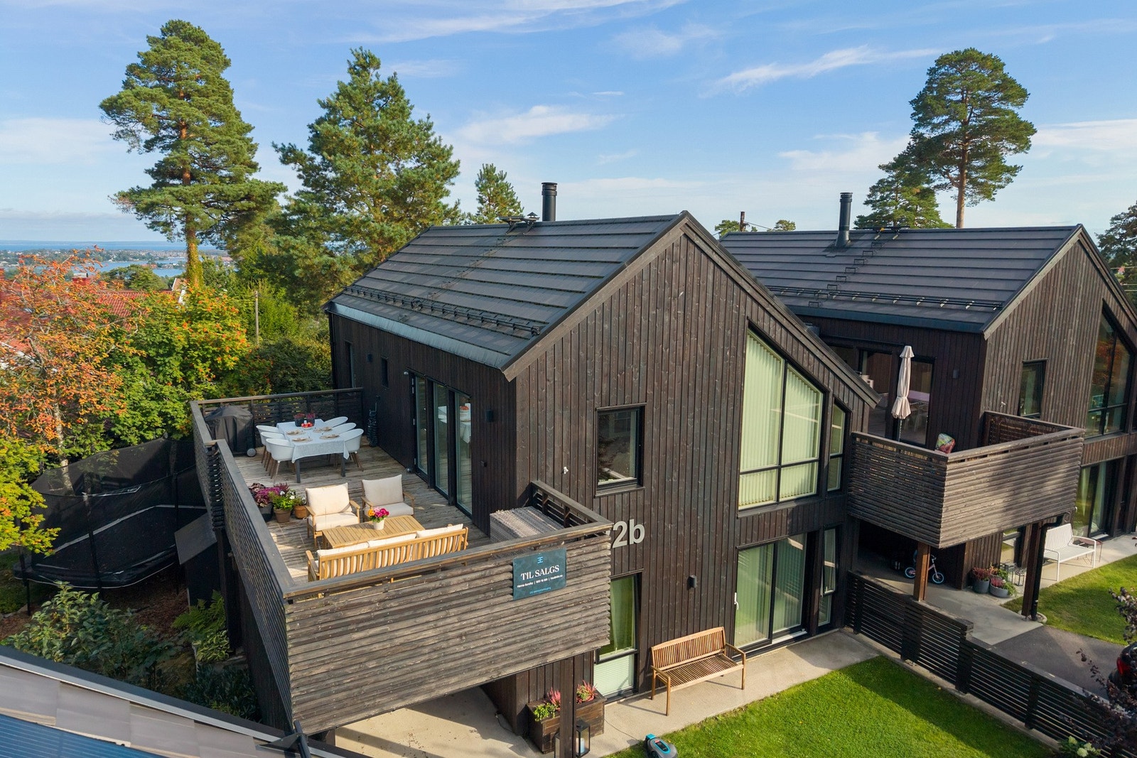 Boligen er oppført i 2020/2021 i bindingsverk med stående bordkledning, beiset utvendig i 2025. Galleribilde