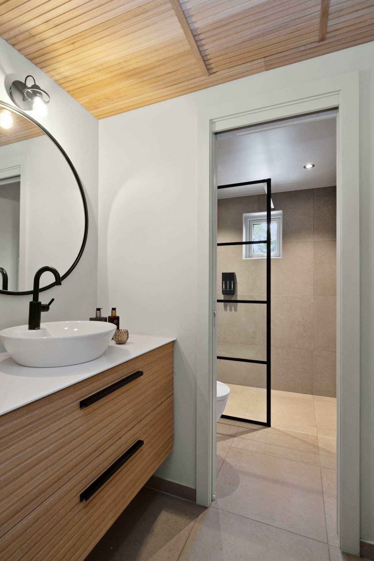 Badet i andre etasje har flis i dusjsonen og malte plater. Over badet finnes også praktisk lagringsloft. Galleribilde