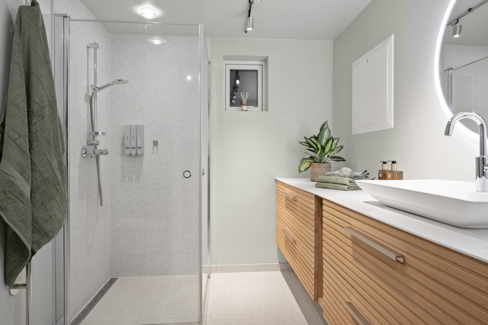 Badet i første etasje har flislagt gulv med elektriske varmekabler og dusjdører. Galleribilde