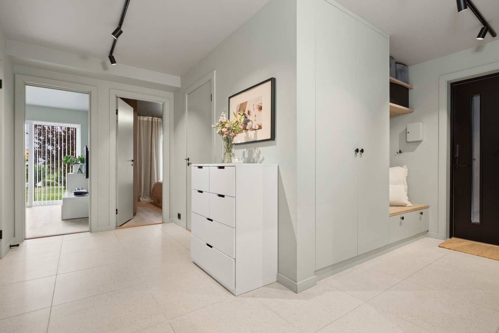 Romslig gang med plass til kommode og speil. Galleribilde
