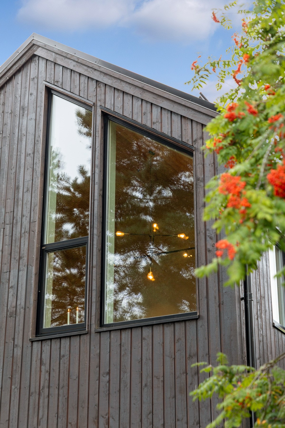 Vinduene er trevinduer med aluminiumsbekledning utvendig og 3-lags energiglass. Galleribilde