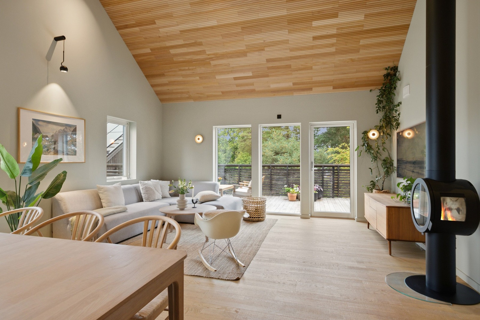 Fra stuen er det heve-skyve terrassedør ut til verandaen over carporten. Galleribilde