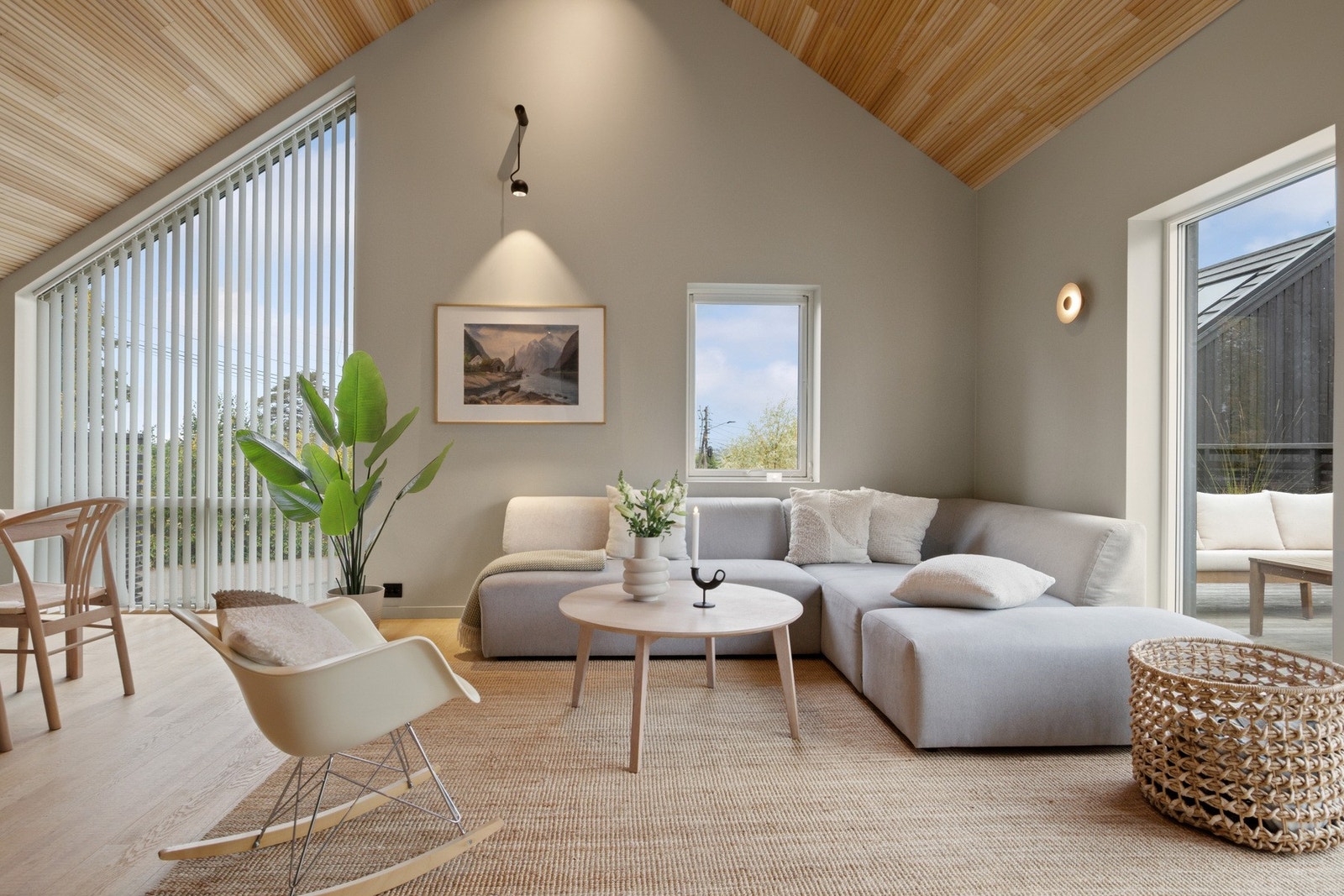 Sofagruppe og spisebord får plass side om side uten at rommet føles trangt. Galleribilde