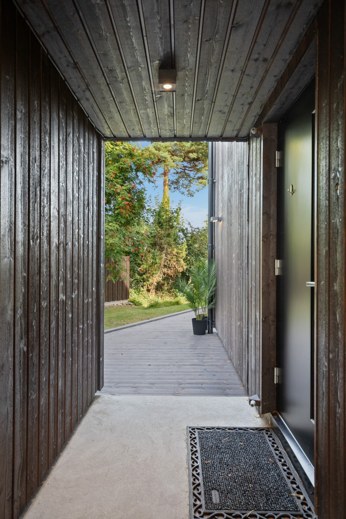 Adkomst langs fasaden inn til hovedinngangen. Galleribilde