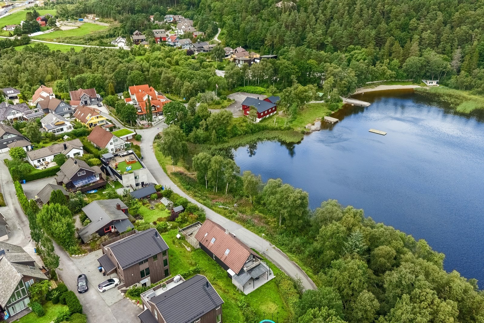 Et område hvor det er enkelt å senke skuldrene og ha høy bokvalitet. Tilgang til nydelig natur og turområder, samt direkte påkjørsel til ny 4 felt E39. Få min gå eller sykkeltur til skole, barnehage, idrett m.m. Galleribilde