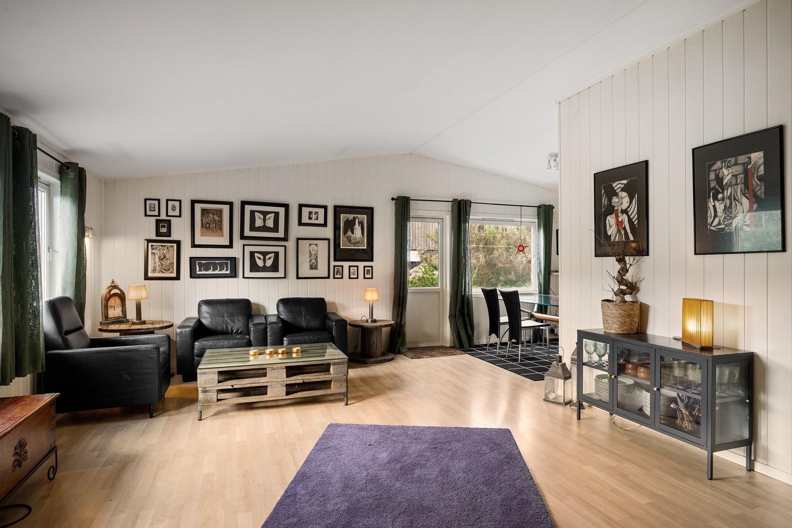 Hovedstuen med flere soner og nydelig utsikt. Utgang til terrasse og uterom. Galleribilde