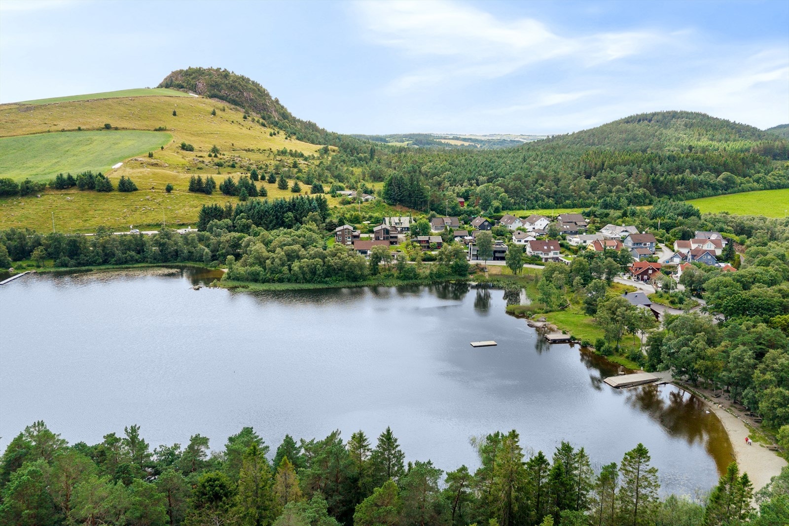 Et område hvor det er enkelt å senke skuldrene og ha høy bokvalitet. Tilgang til nydelig natur og turområder, samt direkte påkjørsel til ny 4 felt E39. Få min gå eller sykkeltur til skole, barnehage, idrett m.m. Galleribilde