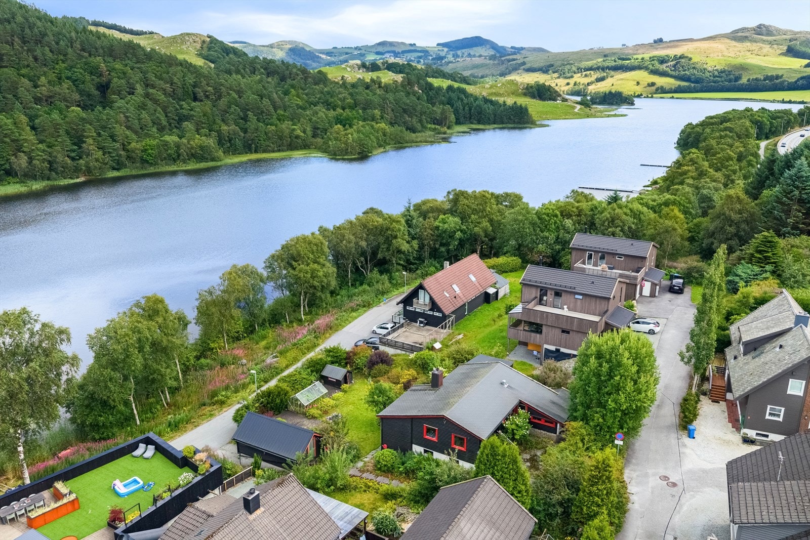 Nesten innerst i rolig blindgate. Umiddelbar tilgang til nydelige turområder. Galleribilde