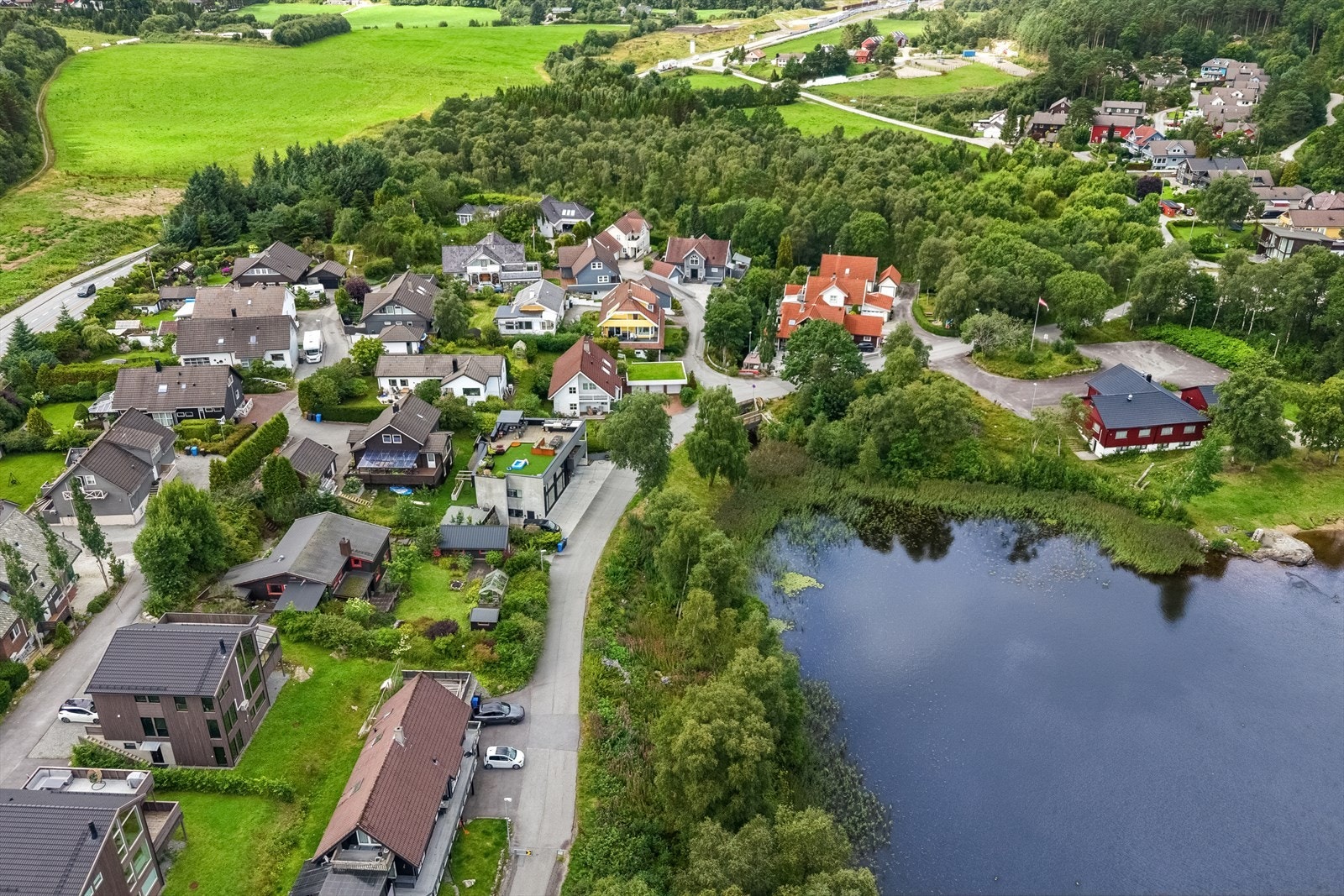 Få min gå eller sykkeltur til skole, barnehage, idrett m.m. Et område hvor det er enkelt å senke skuldrene og ha høy bokvalitet. Tilgang til nydelig natur og turområder, samt direkte påkjørsel til ny 4 felt E39. Galleribilde