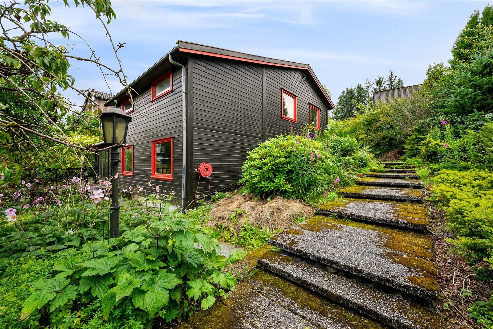 Utsiktstomt mot Bråsteinsvatnet. Skråtomt opp fra garasjen til huset. Skjermet og private uterom. Masse boltreplass og gode muligheter. Galleribilde