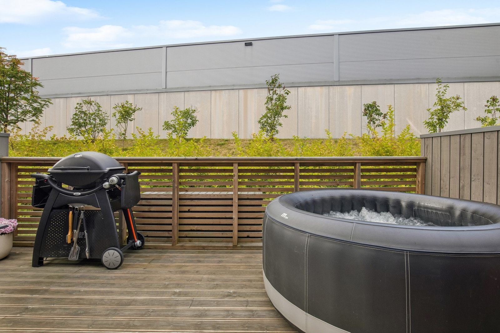 Terrassen byr på god plass til utemøbler, grill og beplantning. Galleribilde