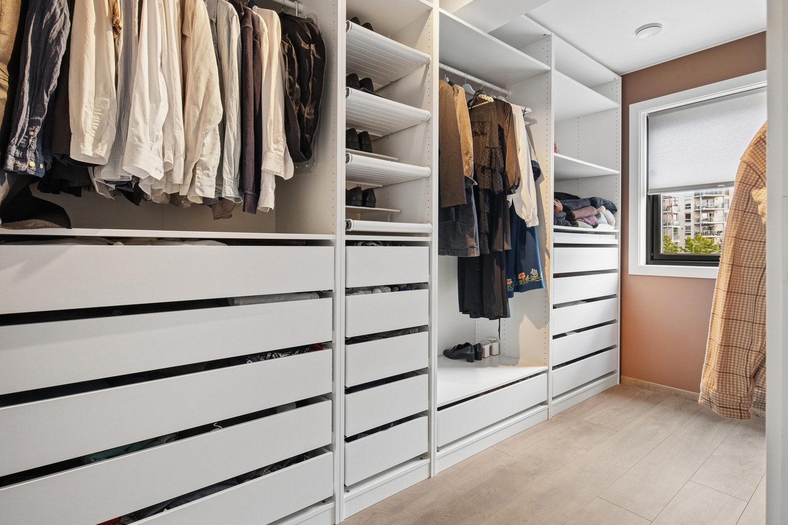 Rett ved siden av soverom 2 er det også et walk-in closet som gir gode muligheter for organisert oppbevaring av klær, sko og annet tilbehør. Dette kan også benyttes som soverom. Galleribilde
