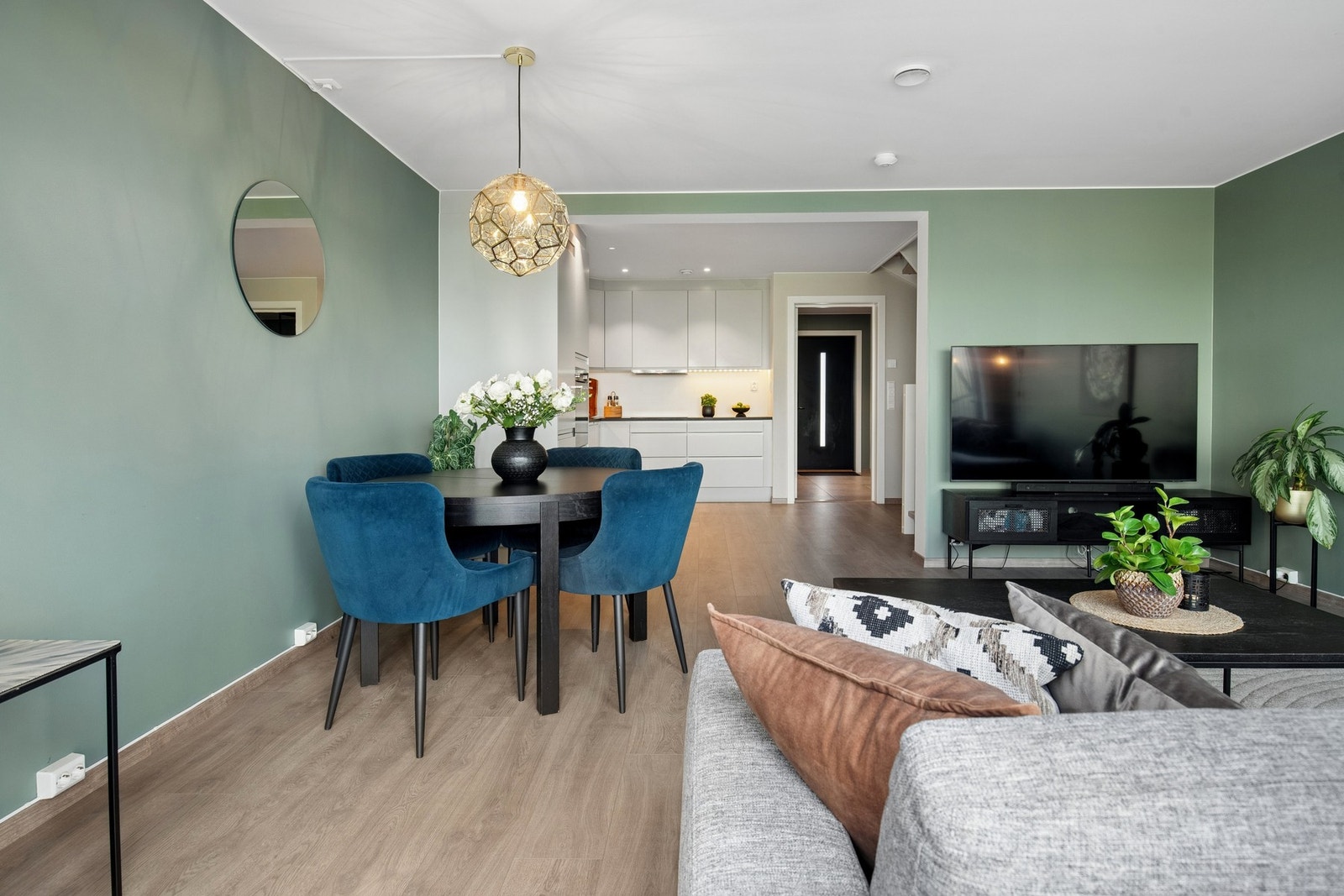 Stuen er lys og romslig med et moderne og behagelig fargevalg. Galleribilde