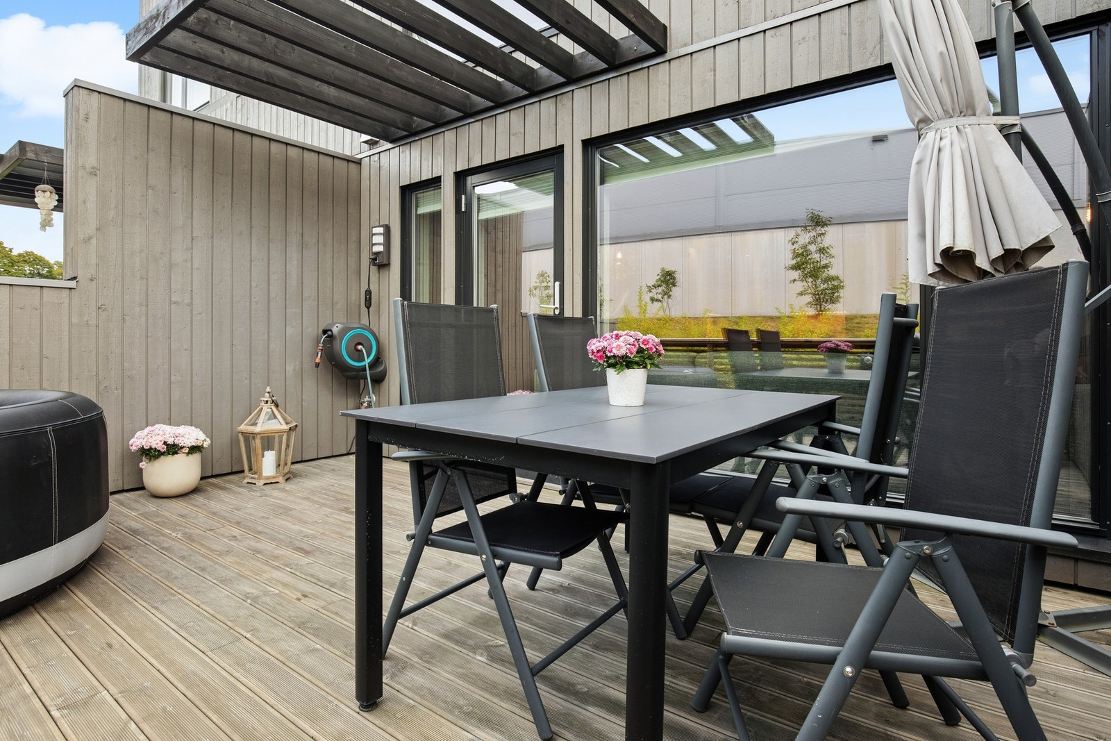 Fra stuen er det direkte utgang til en herlig og solrik terrasse som fungerer som en naturlig forlengelse av stuen. Galleribilde