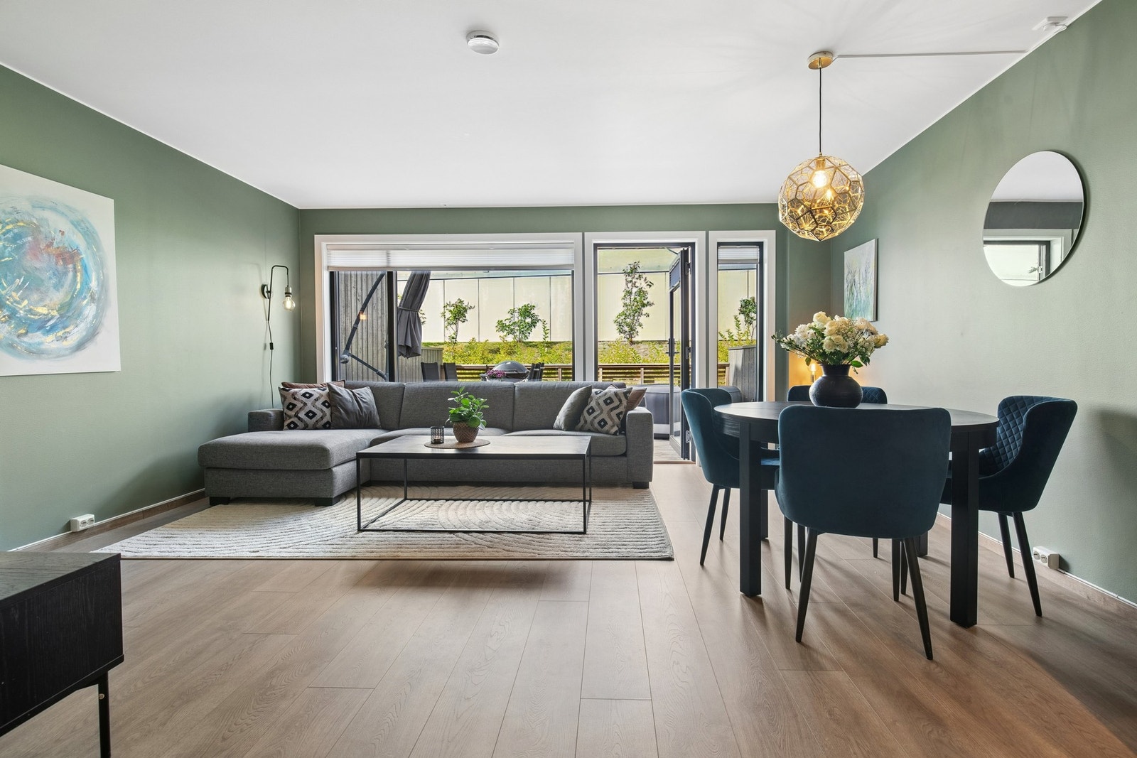 Store vindusflater sørger for rikelig med naturlig lys og bidrar, sammen med den åpne planløsningen, til en luftig og innbydende atmosfære. Galleribilde