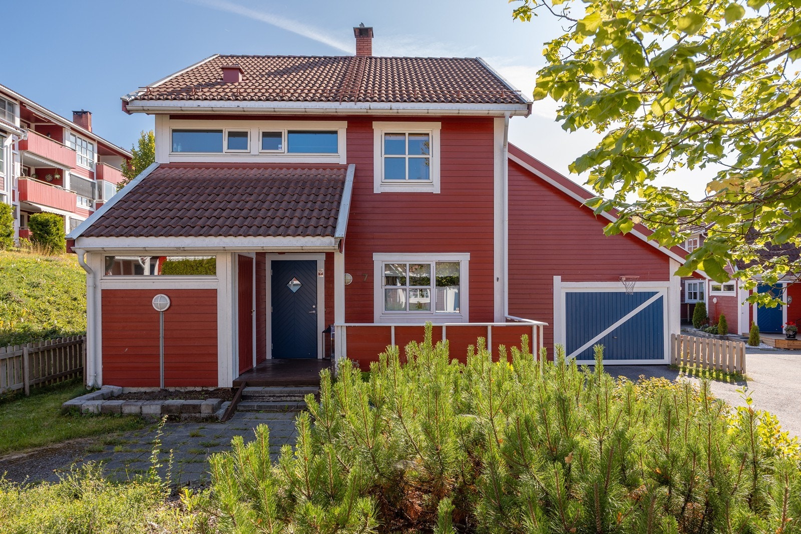 I forbindelse med inngangspartiet er det en hyggelig velkomstterrasse med god plass til utegruppe. Galleribilde