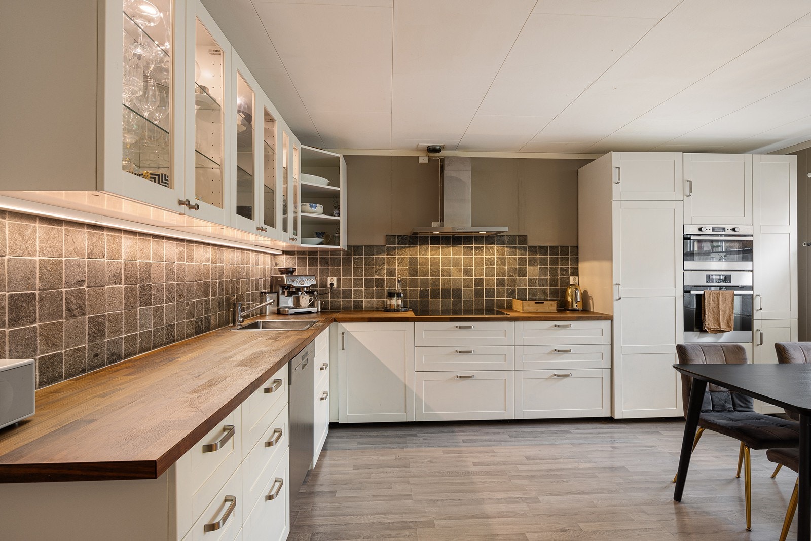 Kjøkkenet har et stilrent og tidløst design. Galleribilde