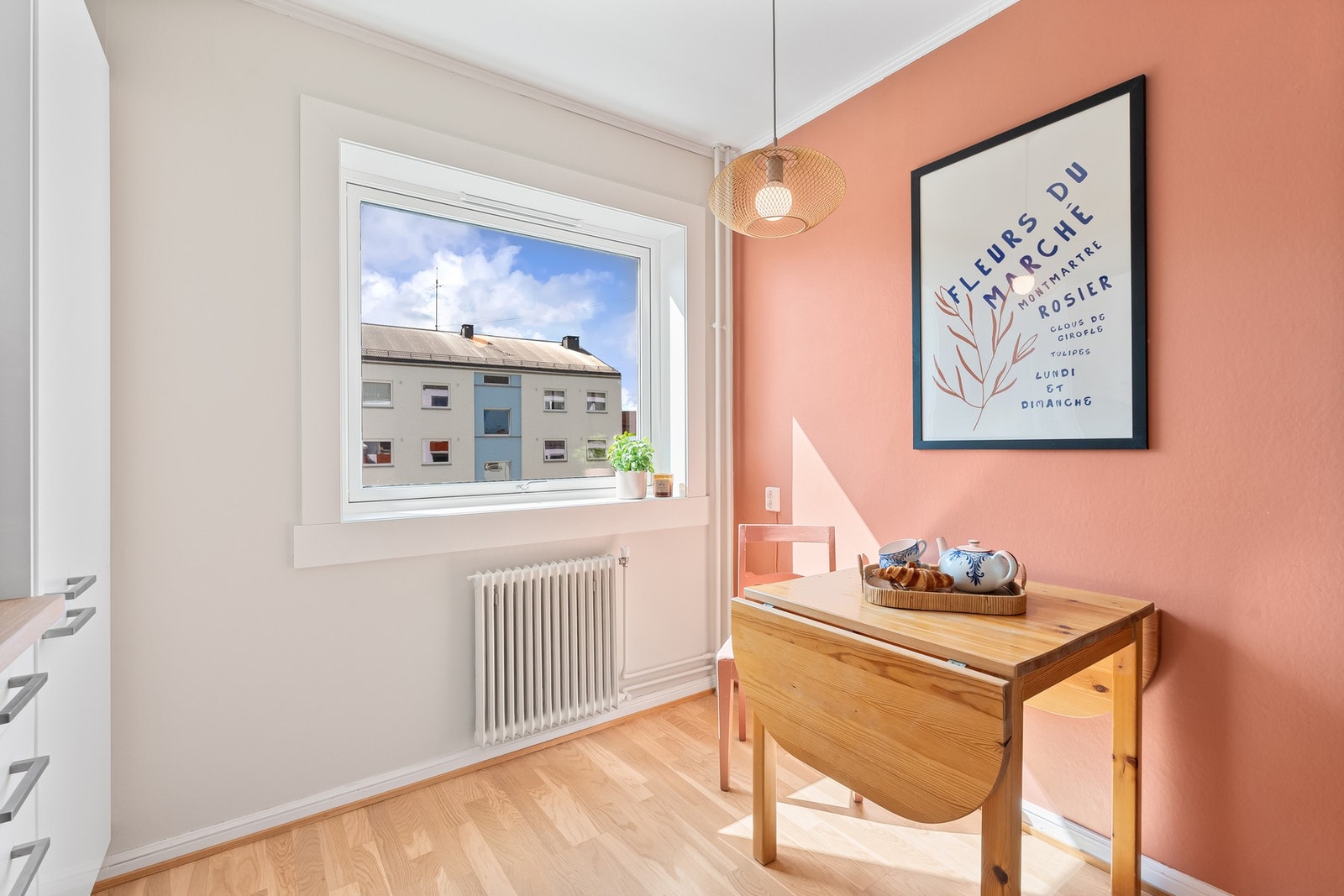 God plass til en trivelig spisegruppe ved vinduet. Galleribilde