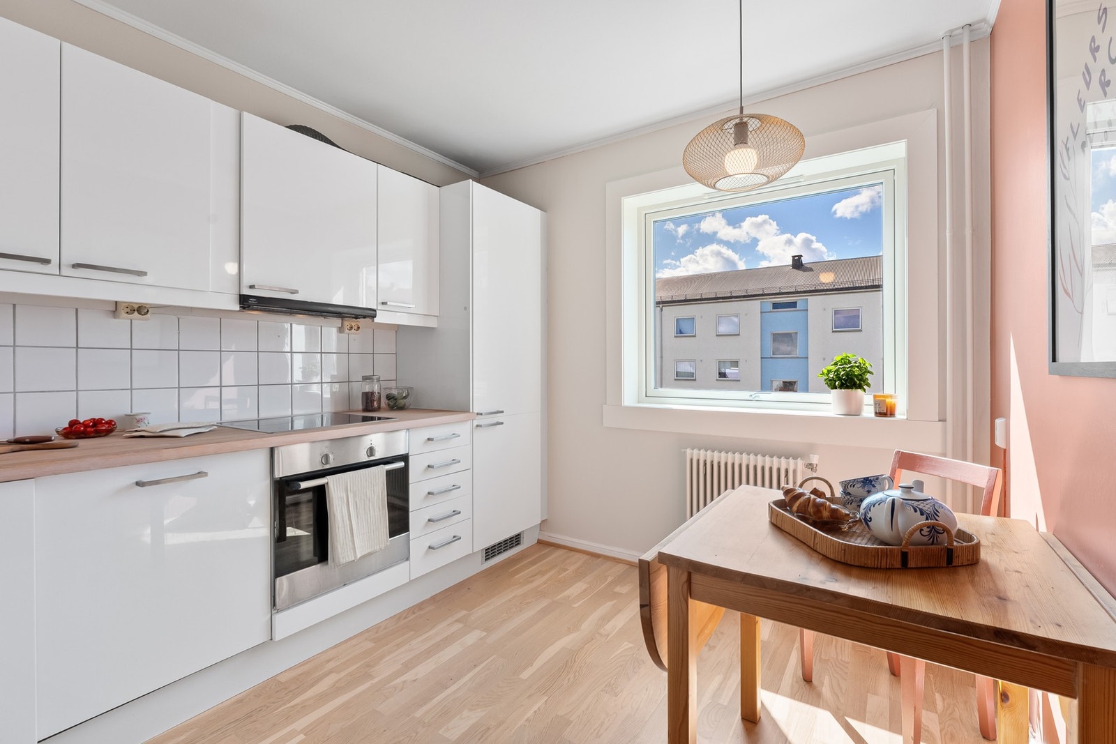 Separat kjøkken med tidløs og funksjonell kjøkkeninnredning. Galleribilde
