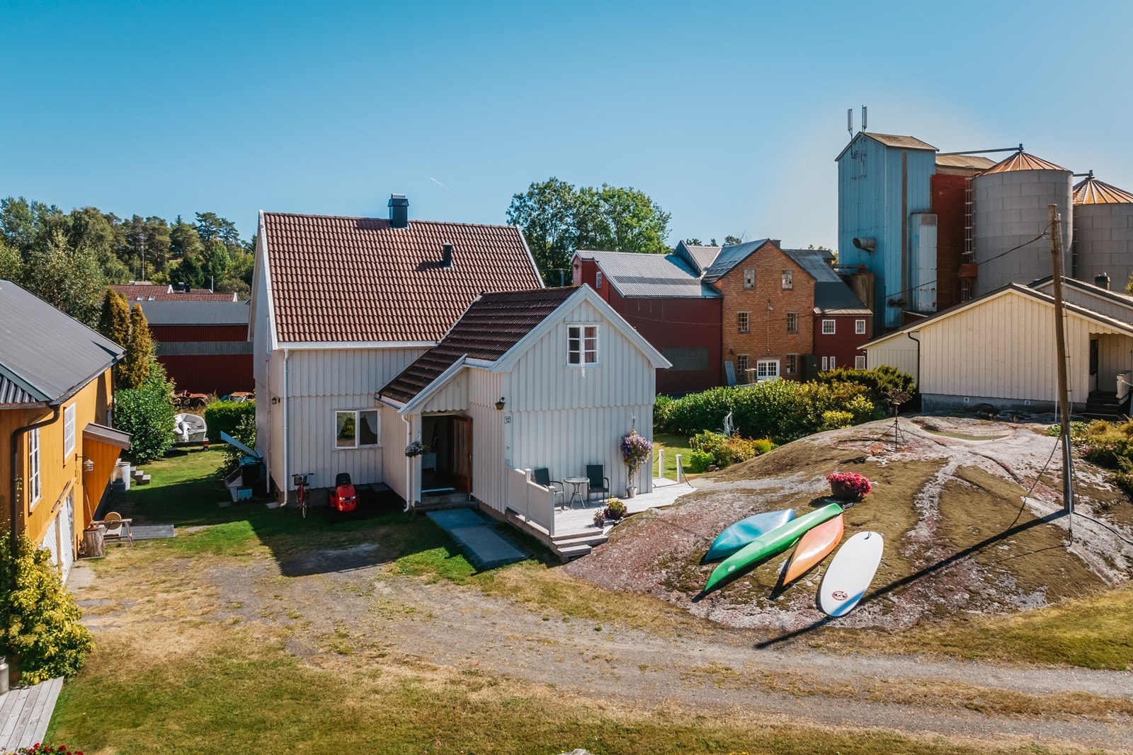 Her har du alt du kan ønske deg! Romslig enebolig, låve/anneks, snekkerbod og romslig hage! Galleribilde