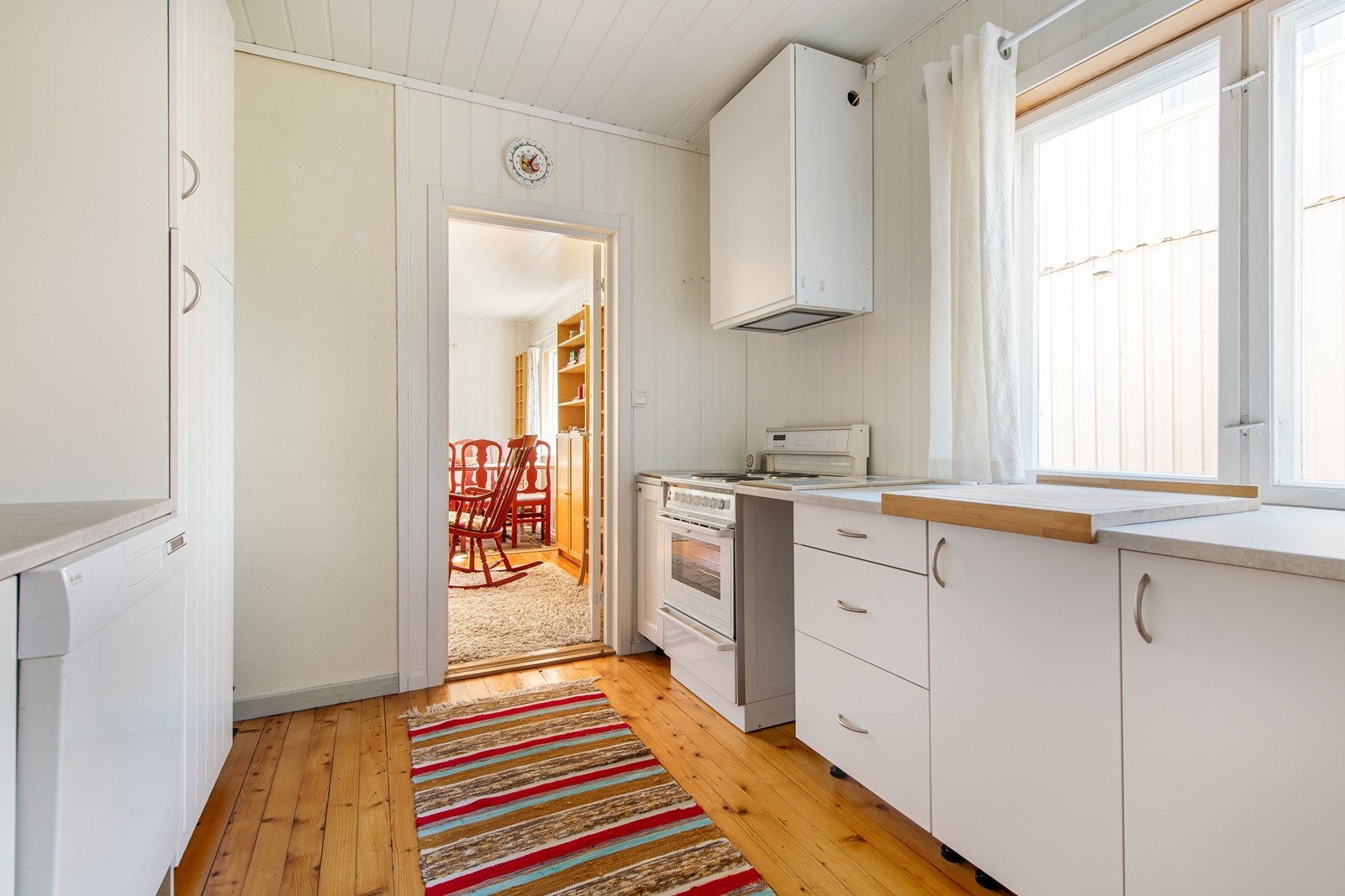 Kjøkkeninnredningen har slette malte fronter, laminat benkeplate, stål oppå skum, mekanisk ventilator og frittstående
hvitevarer. Ikke omsøkt hos kommunen. Galleribilde
