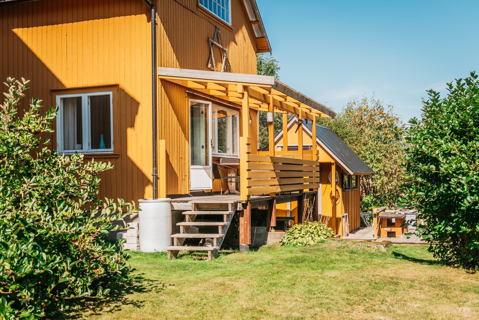 Solrik og usjenert terrasse tilhørende annekset. Galleribilde