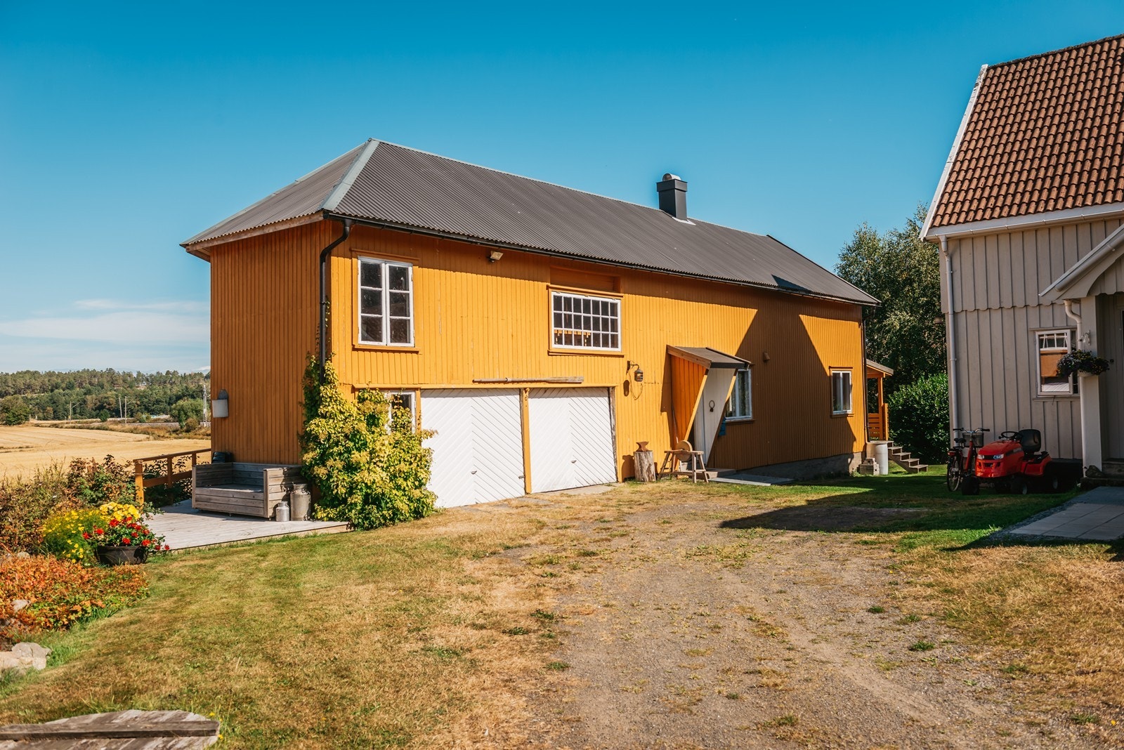 Innholdsrikt uthus/anneks med garasje, innredede rom og masse lagringsplass i 2 etg. Galleribilde