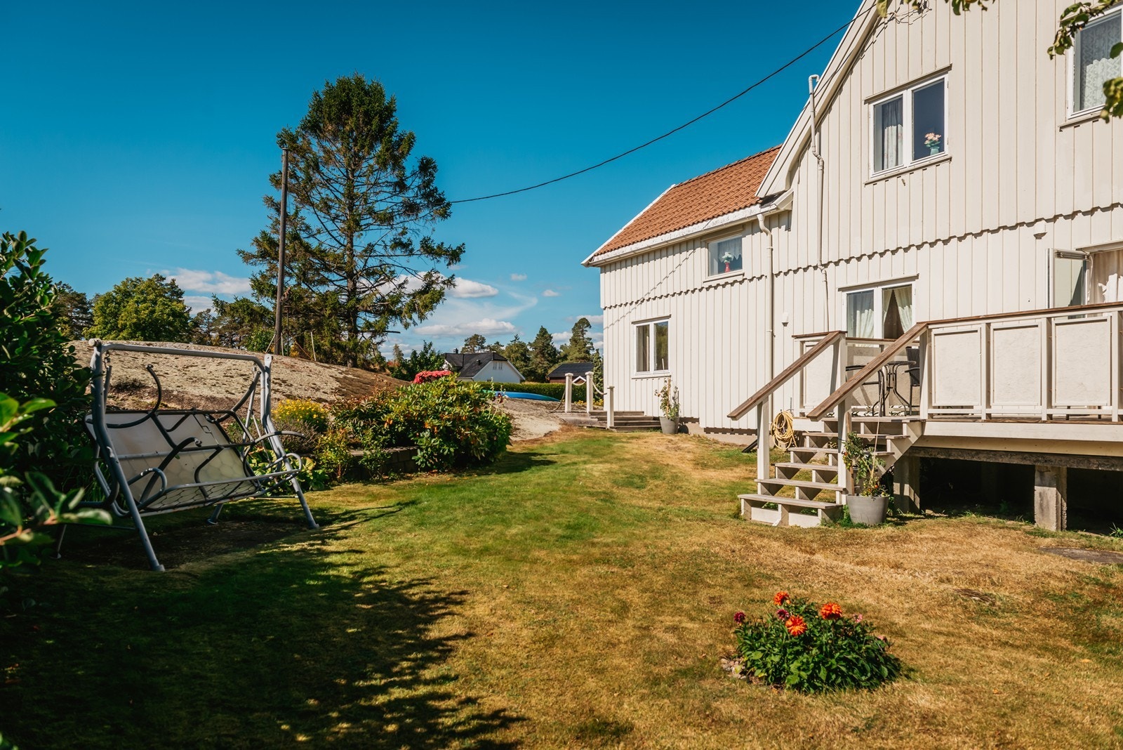 Fra stuen er det direkte utgang til terrasse og stor solrik hage! Galleribilde