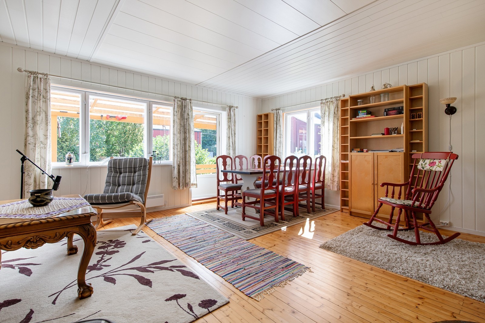 Stue i annekset, med tilkost ut til terrasse. Dette er ikke omsøkt hos kommunen. Galleribilde