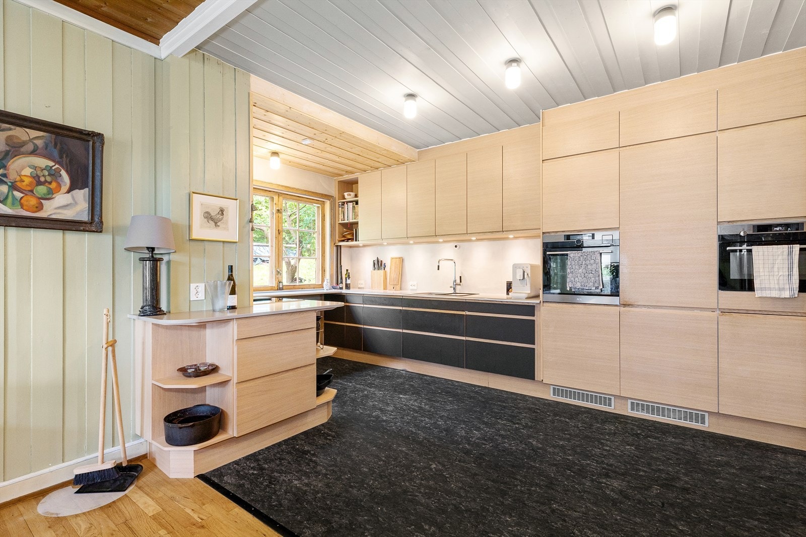 Det danske Designa-kjøkkenet kombinerer lys eikefinèr med ekte linoleum, materialer som også er typiske for 1930-årenes innredning. Galleribilde