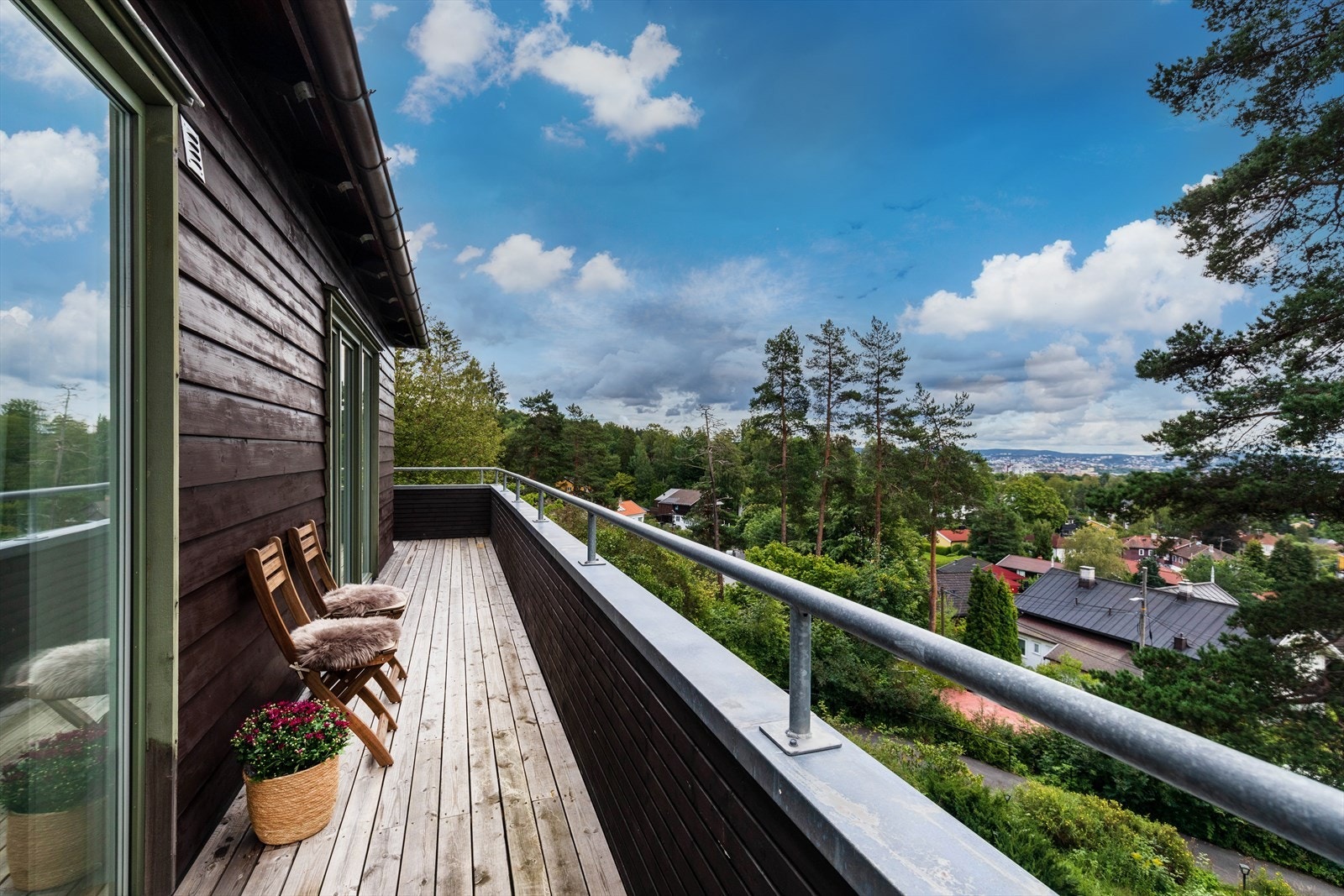 Balkongen går rundt hjørnet, der det også er morgensol. Galleribilde