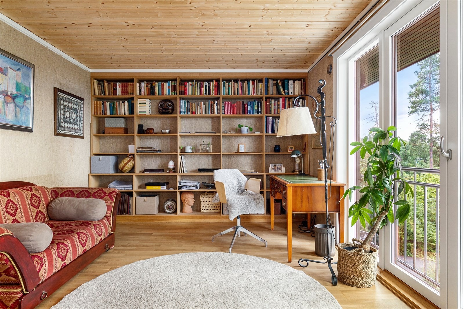 Biblioteket har store vinduer/fransk balkong med rekkverk. Galleribilde
