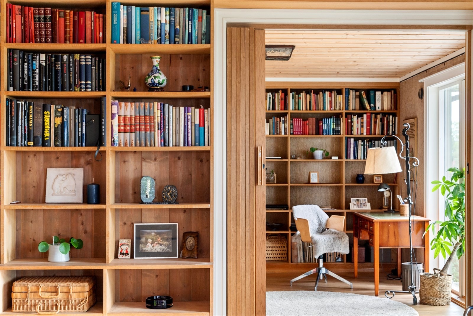 Gjennomgang til bibliotek som også kan brukes som soverom, adskilt med foldedør i eikefinèr. Galleribilde