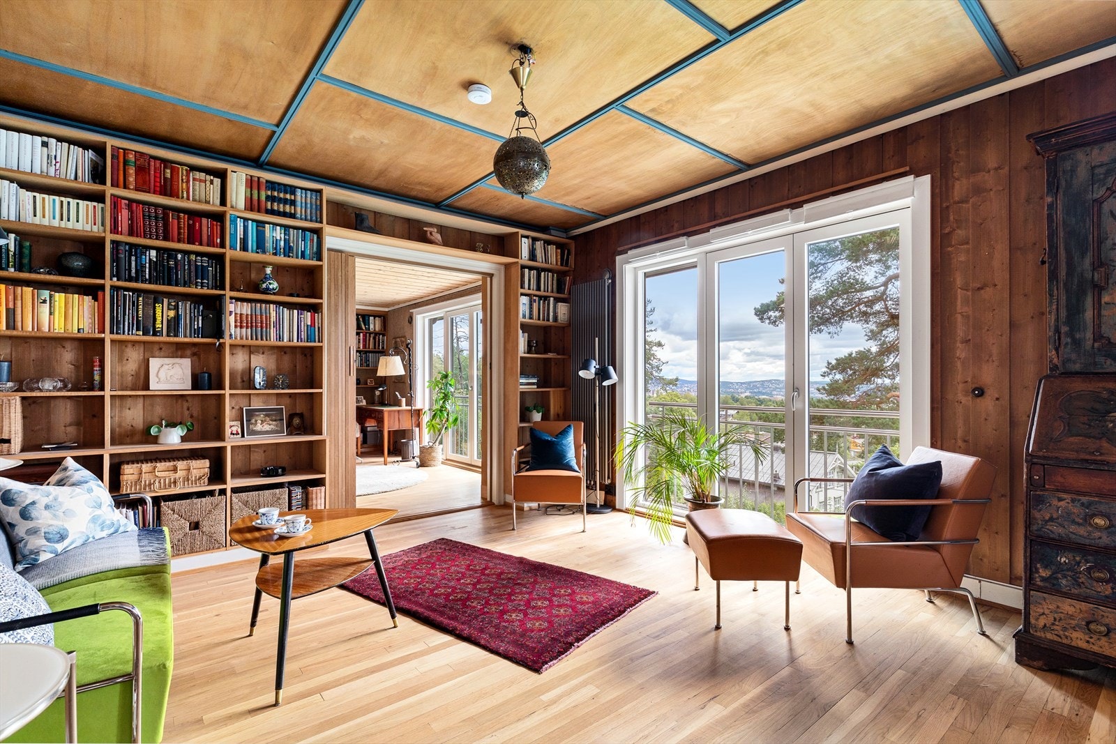 Stuen er lys og romslig med naturlige soneinndelinger. Galleribilde