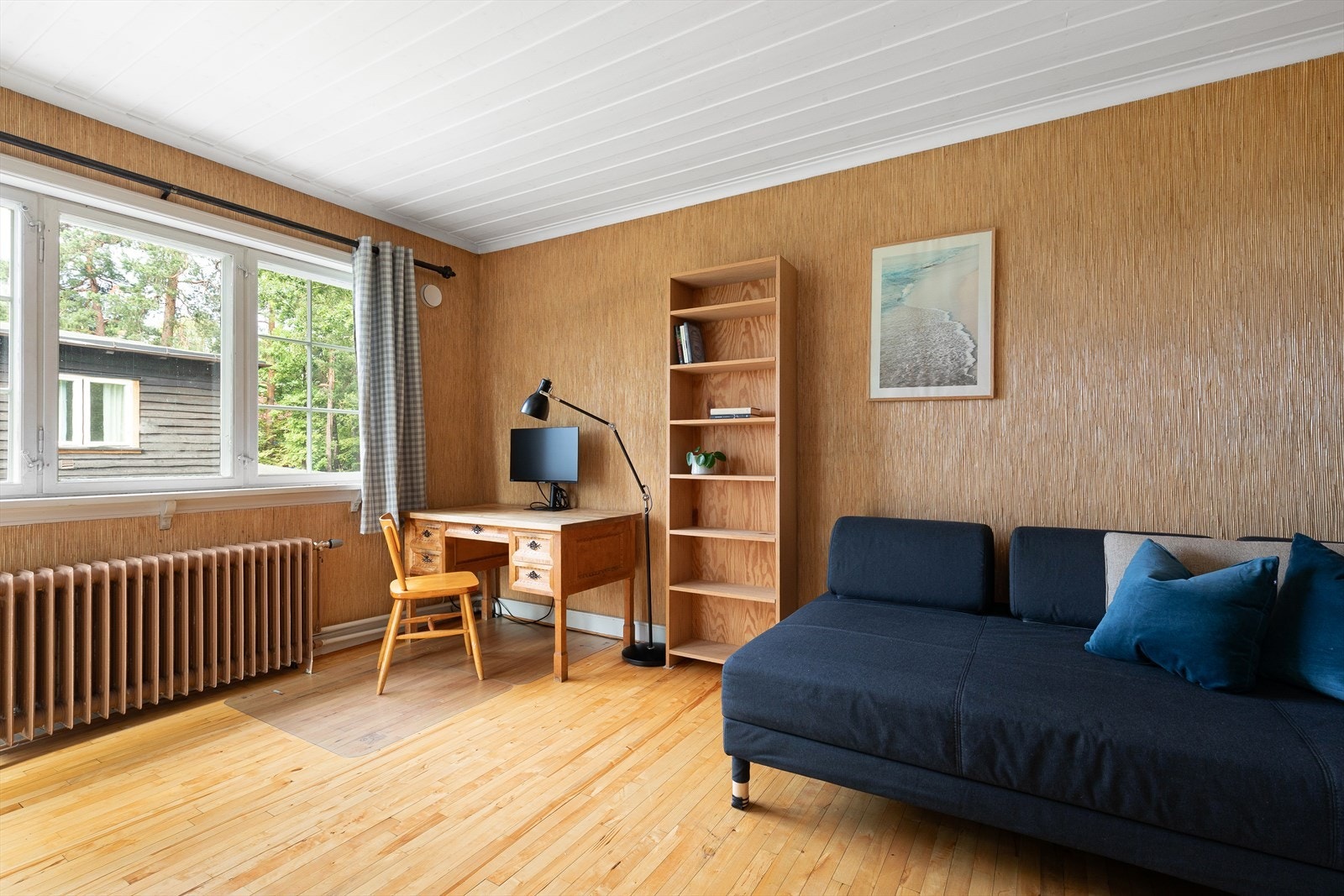 Soverom med bjerkefinèrt gulv, klassisk Biri stråtapet og vakker gammel kamin. Galleribilde