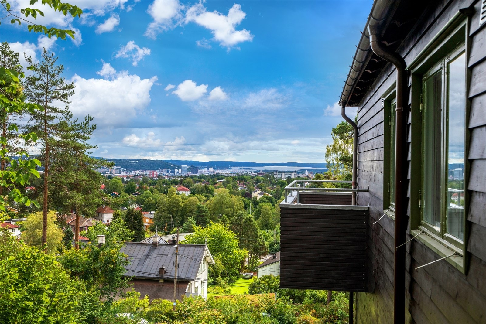 Villaen ligger usjenert til med flott utsyn mot bebyggelsen i Oslo og Oslofjorden Galleribilde