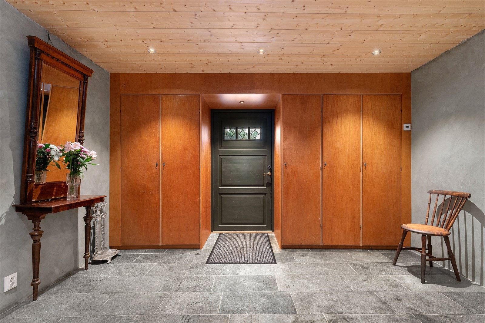 Hallen rommer plassbygde garderobeskap som gjenbruker husets opprinnelige trefronter. Galleribilde