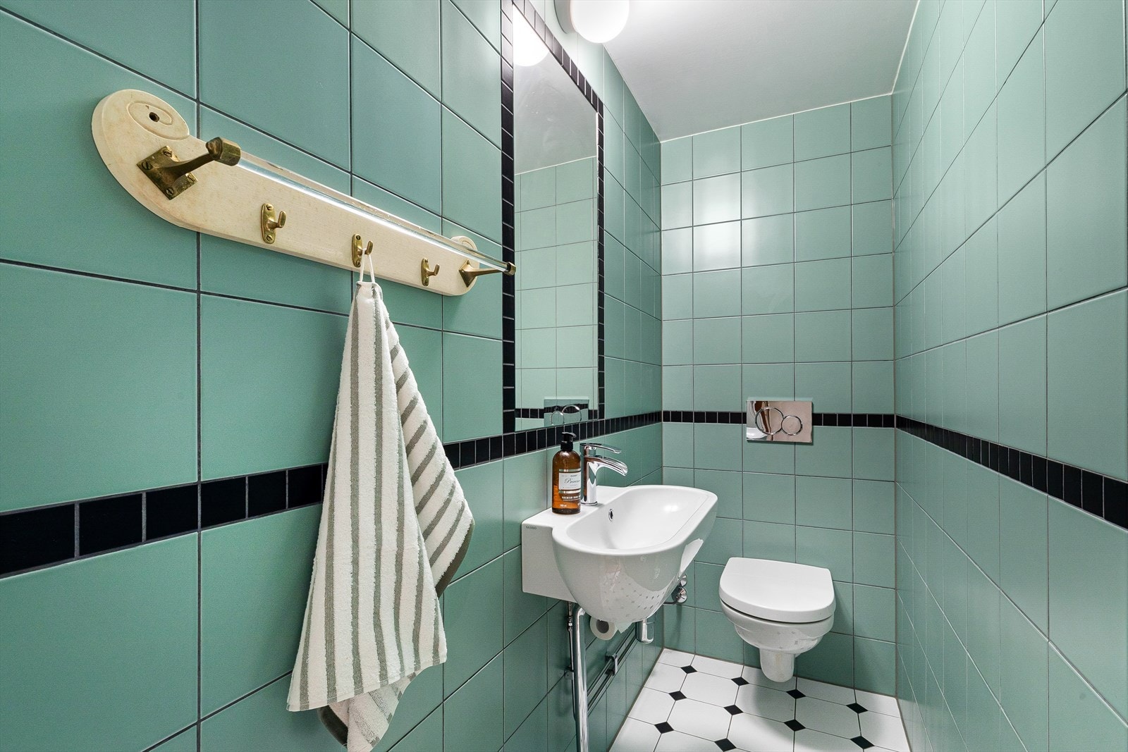 Toalettrom/wc bak trappen i hallen. Galleribilde