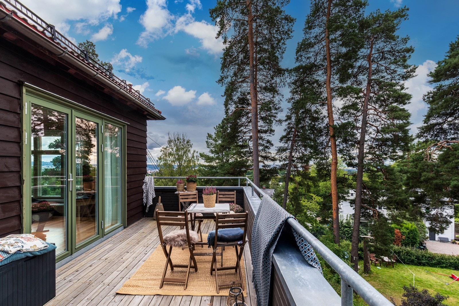 Eiendommen har en stor naturtomt på ca. 2 mål og ligger på et høydedrag med meget gode solforhold. Galleribilde