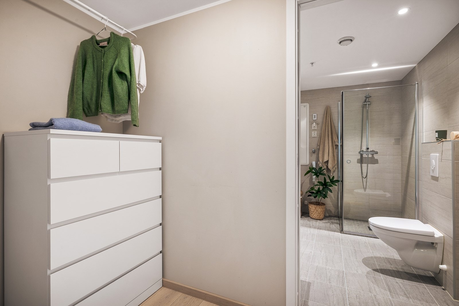 Walk-in garderobe på hovedsoverommet, med egen inngang videre til badet. Galleribilde