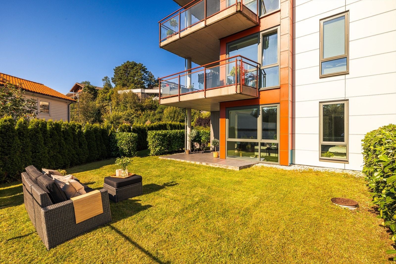 Leiligheten har en privat, sørvestvendt hage på ca. 60 kvm samt overbygget terrasse. Galleribilde