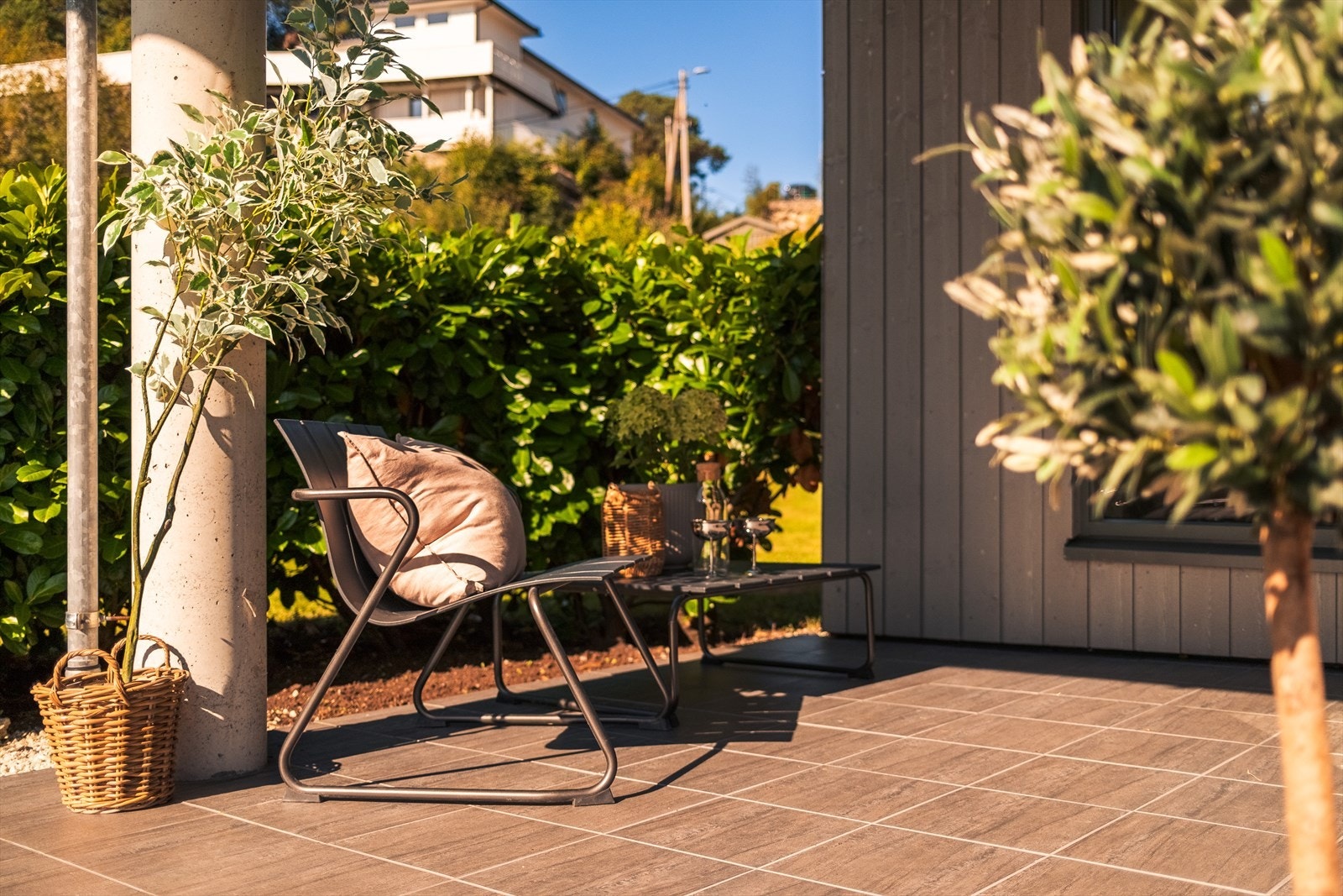 Overbygget og flislagt terrasse med god plass til en sittegruppe. Galleribilde