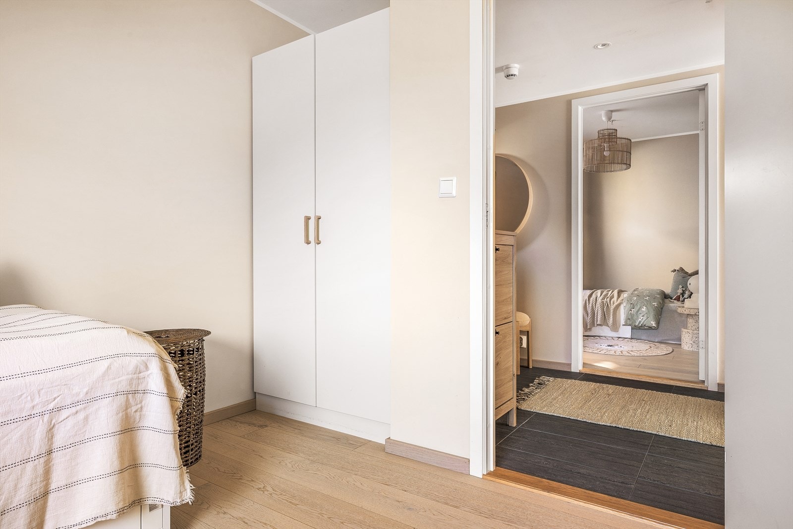 Gjennomgående material- og fargevalg skaper en helhetlig stil i boligen. Galleribilde