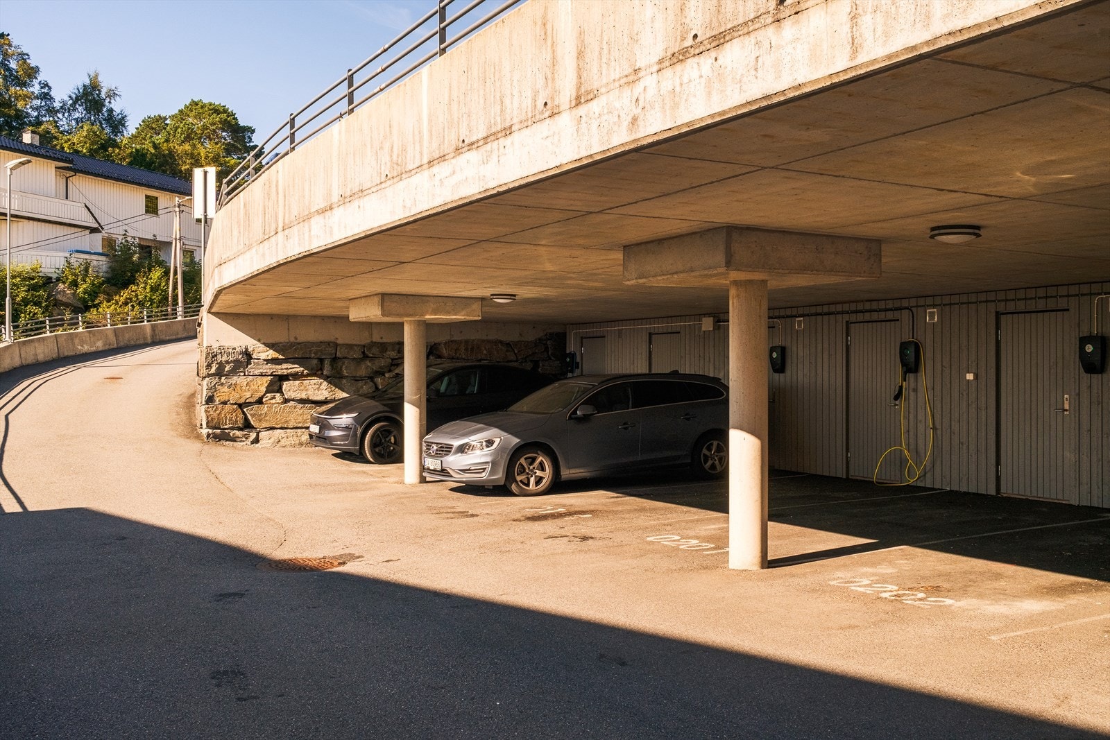 Det medfølger egen parkeringsplass i carport med installert elbillader. Galleribilde