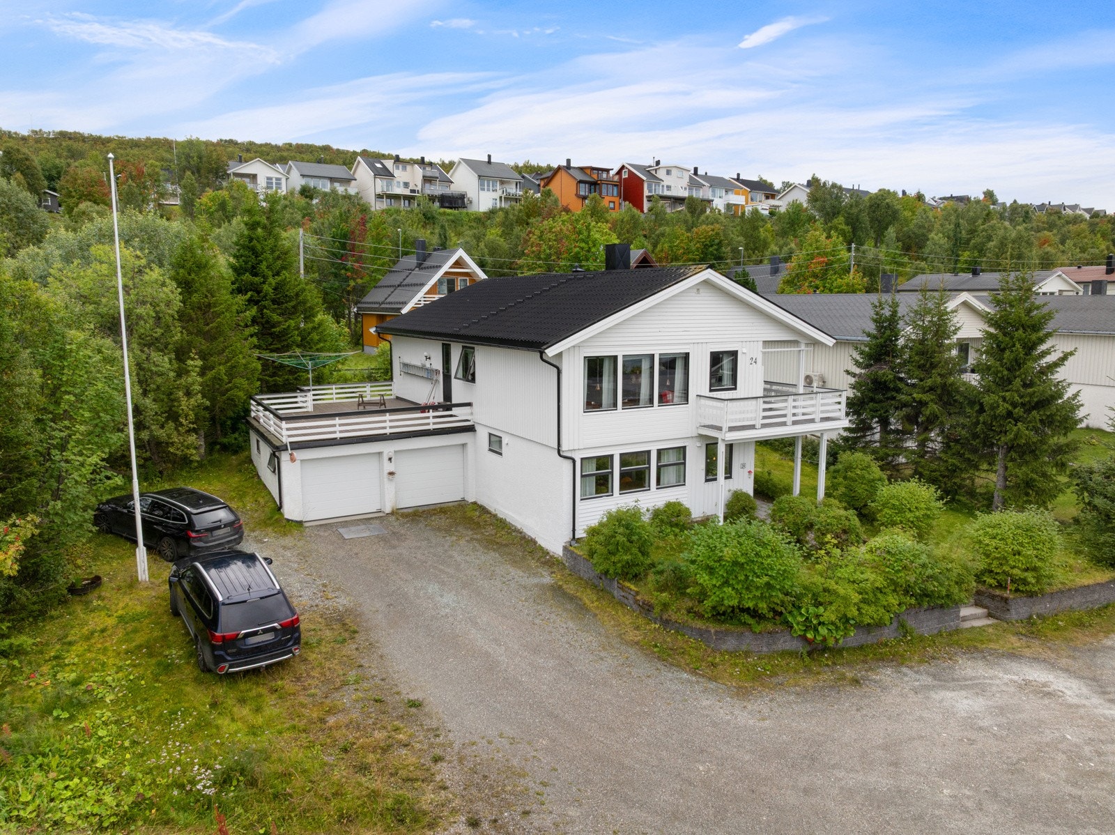 Gode parkeringsmuligheter på tomten og i garasje.