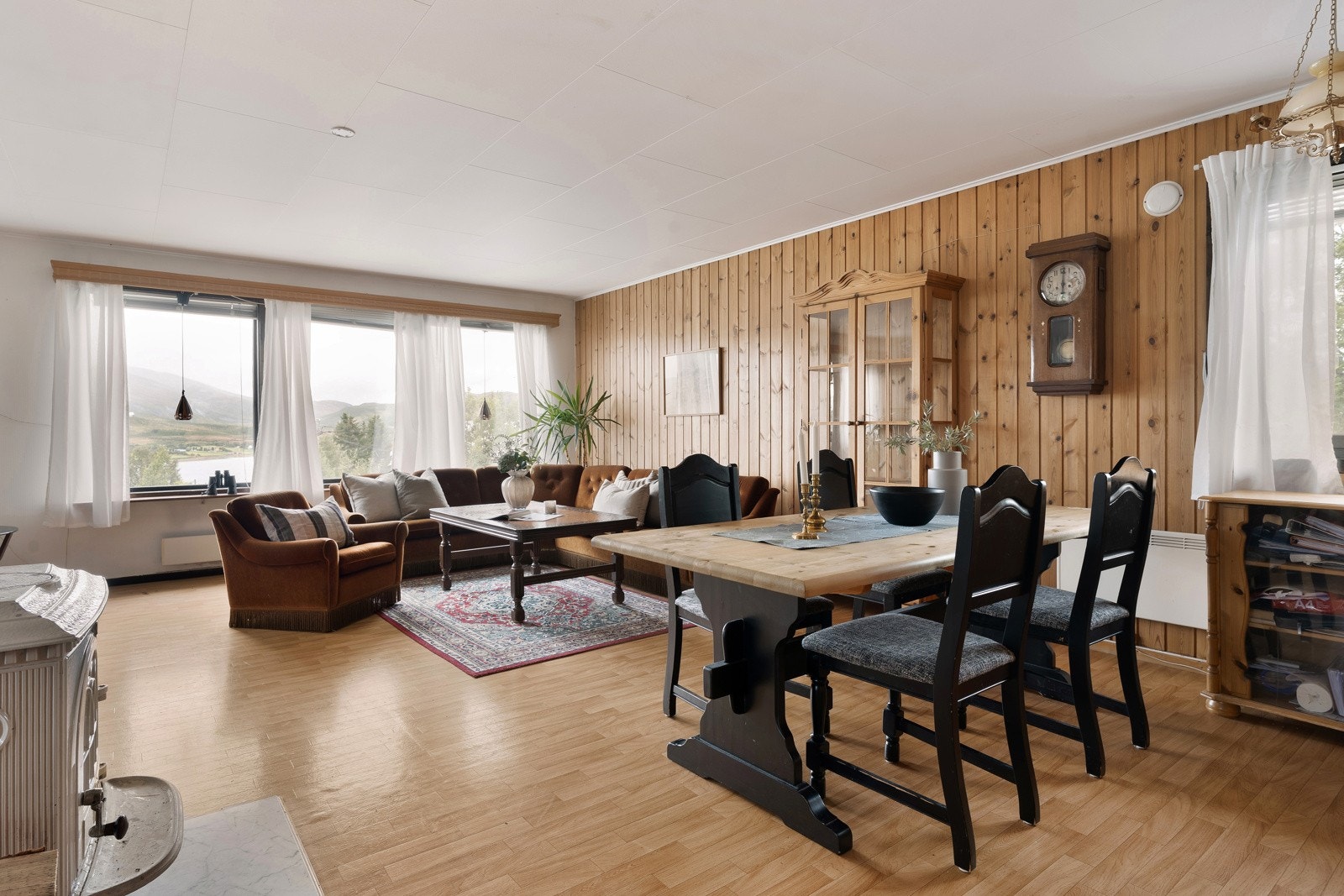 Stor stue med flere møbleringsmuligheter.