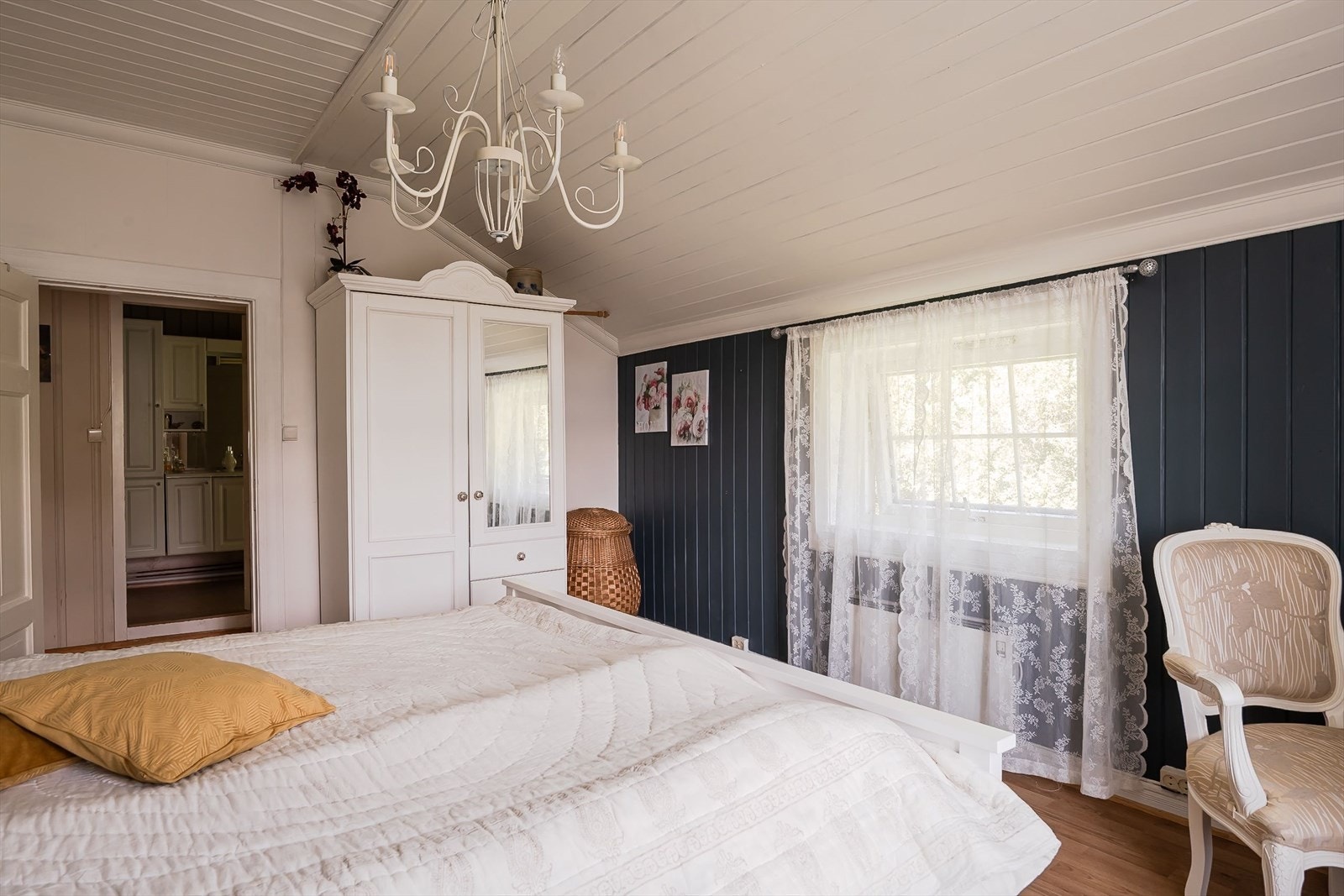 Lunt og hyggelig rom med godt lysinnslipp. Galleribilde
