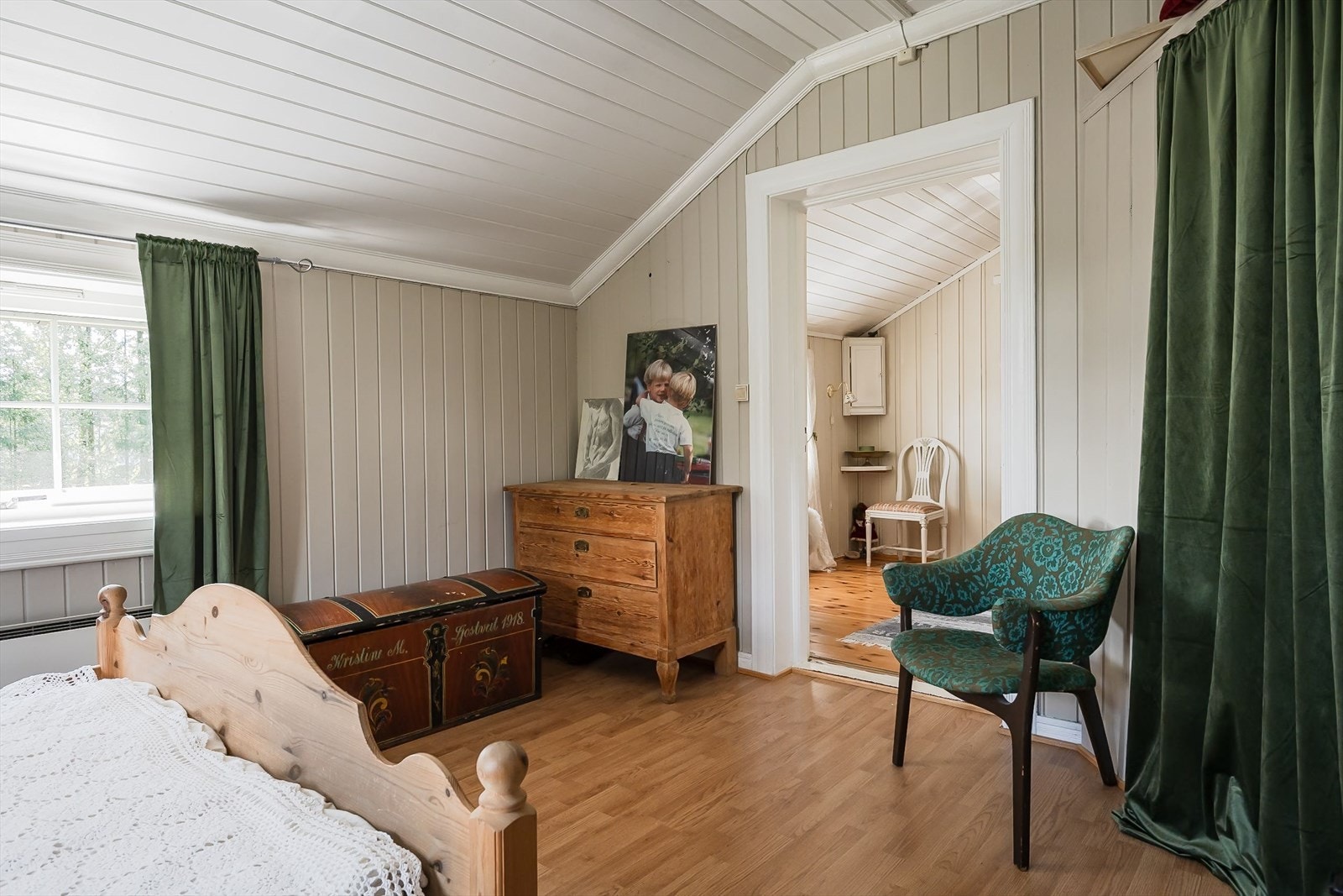 Soverom 4 har også god plass til seng, garderobe og andre møbler som sminkebord, kontorpult osv. Galleribilde