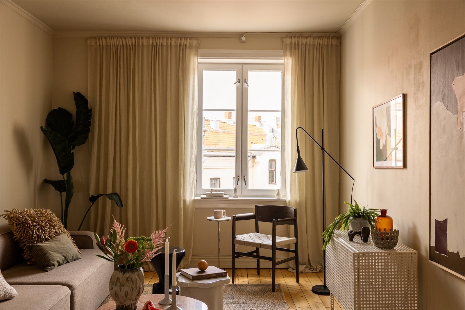 De store og flotte vindusflatene med dype vindusposter slipper inn rikelig med naturlig lys og gir rommet en lys og luftig følelse. Galleribilde